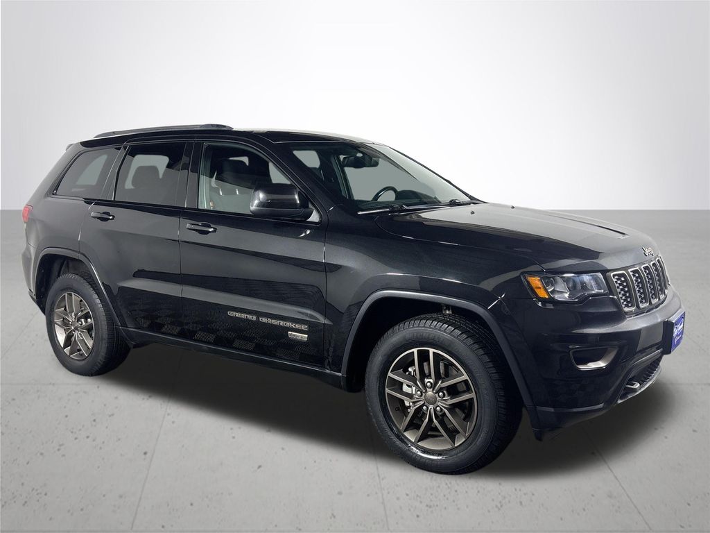 2016 Jeep Grand Cherokee Anniversary Edition photo 3