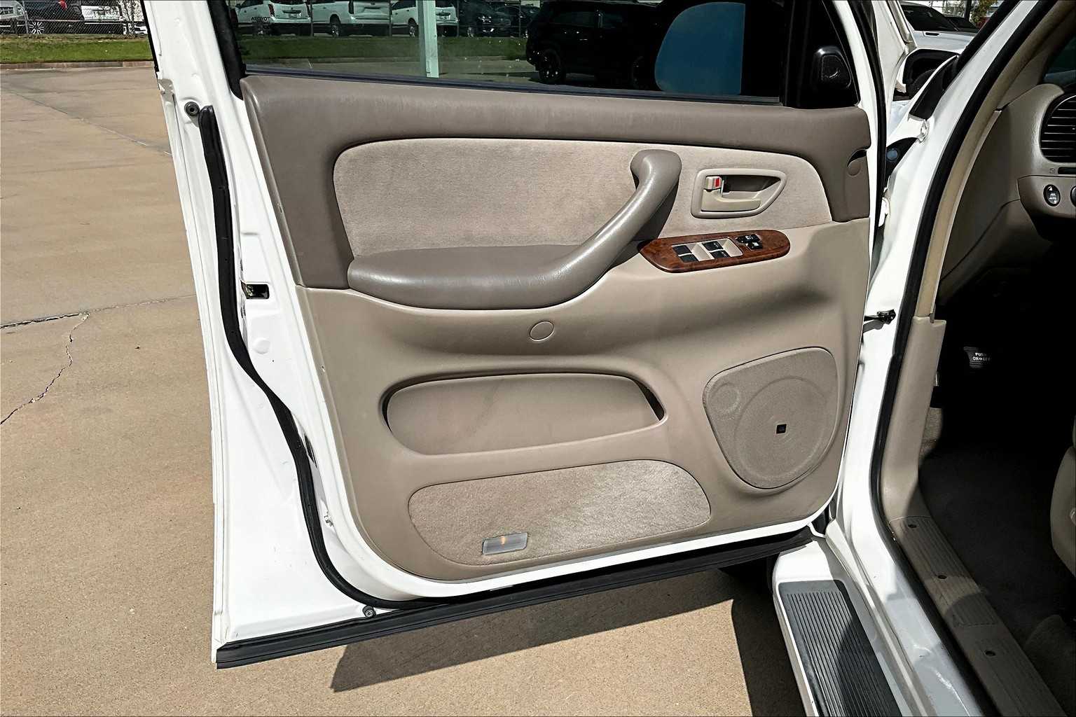 2005 Toyota Sequoia SR5 photo 21