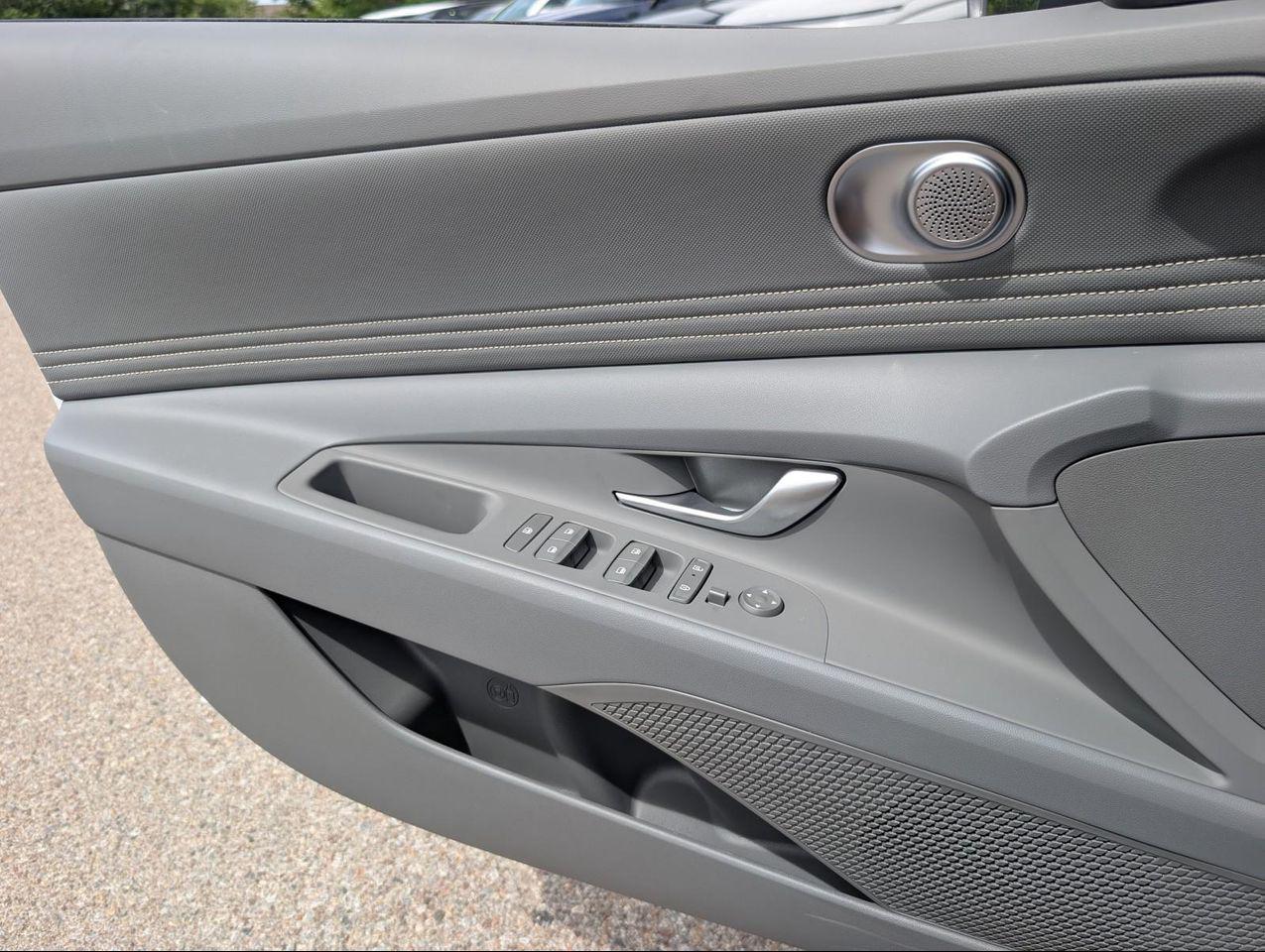 2025 Hyundai Elantra SEL Sport photo 18