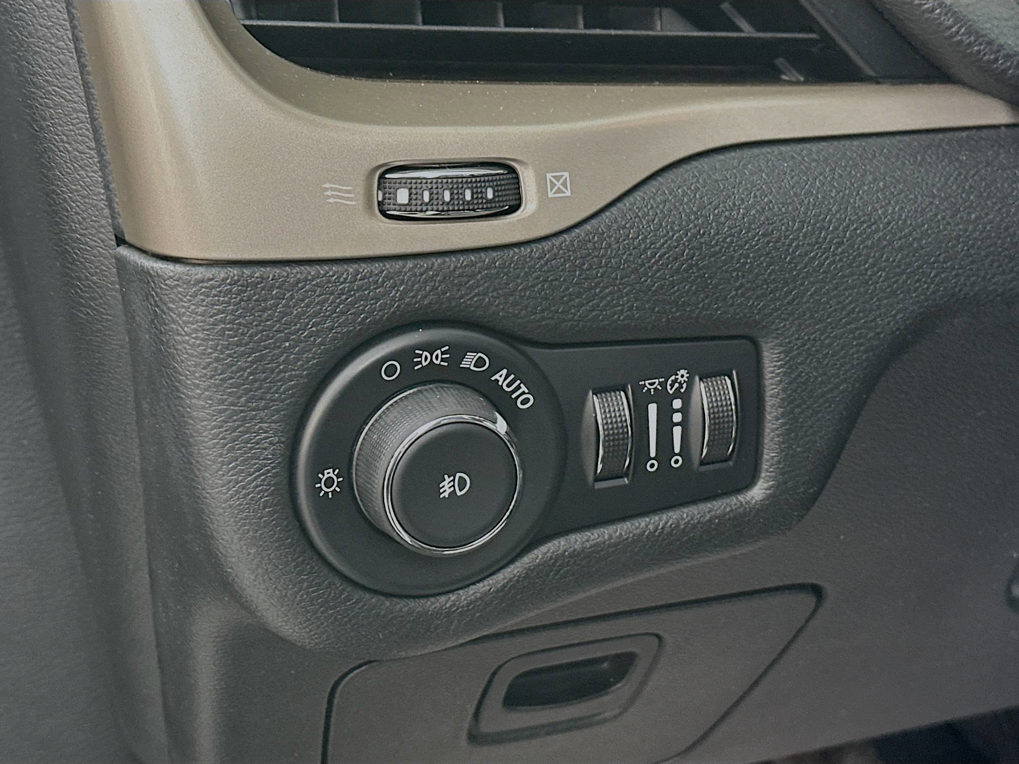 2015 Jeep Cherokee Limited photo 8