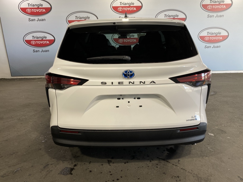 2025 Toyota Sienna LE photo 4