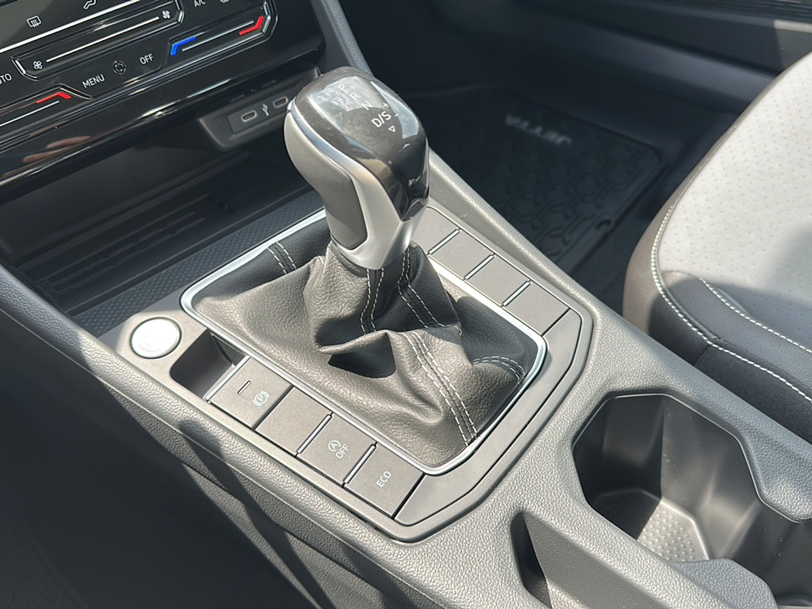 2025 Volkswagen Jetta 1.5T SE photo 13