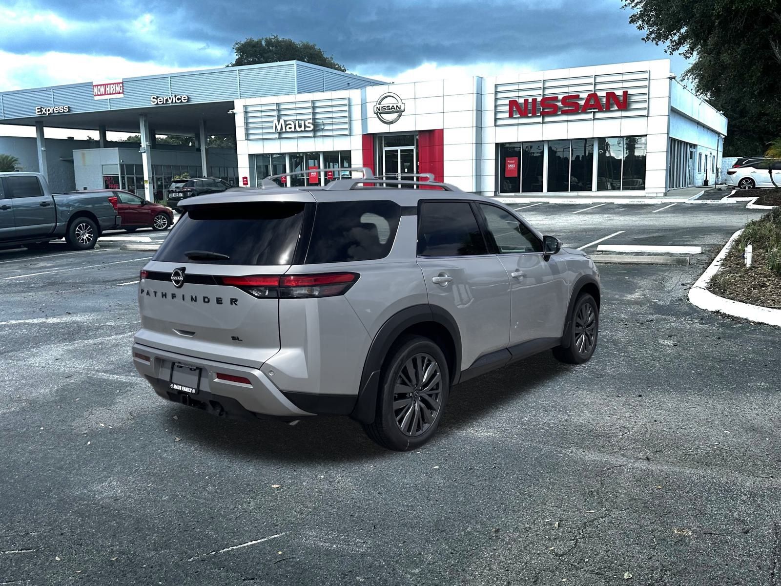 2025 Nissan Pathfinder SL photo 2