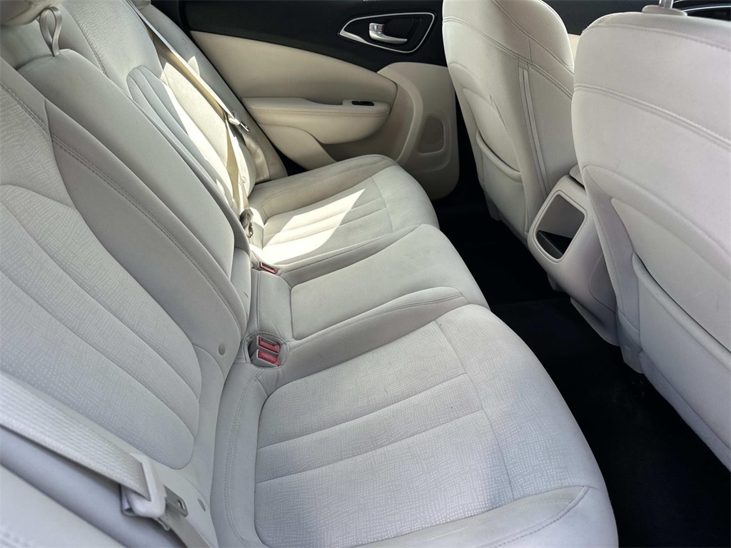 2015 Chrysler 200 LX photo 12
