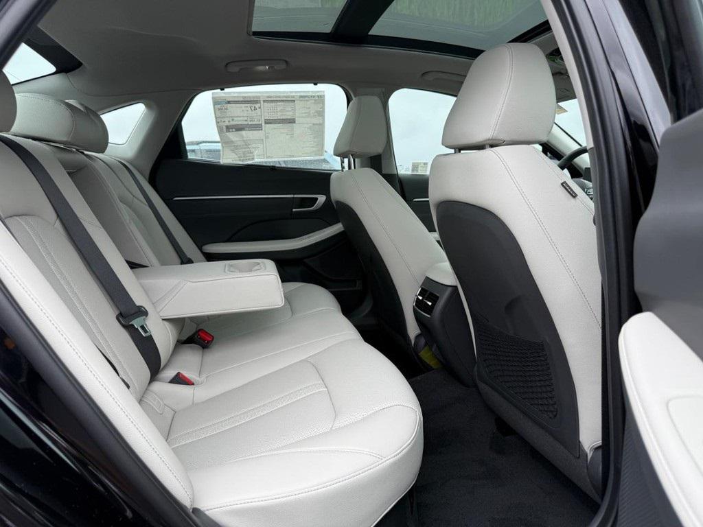 2025 Hyundai Sonata Hybrid Limited photo 4