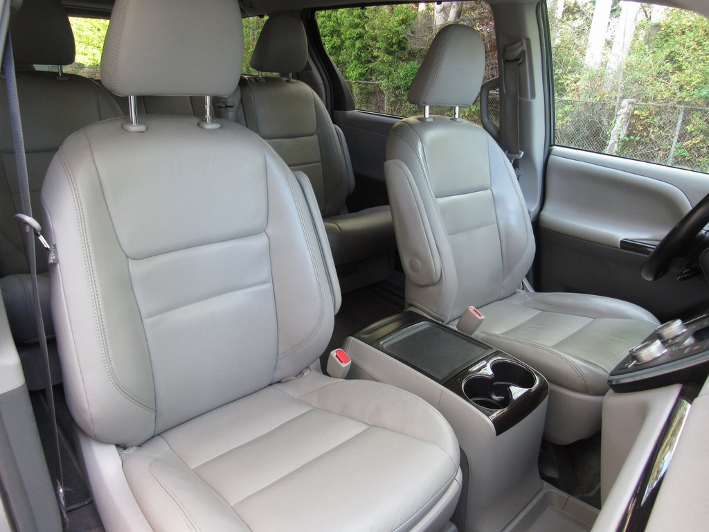 2018 Toyota Sienna XLE photo 19