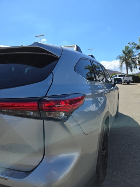 2021 Toyota Highlander L photo 10