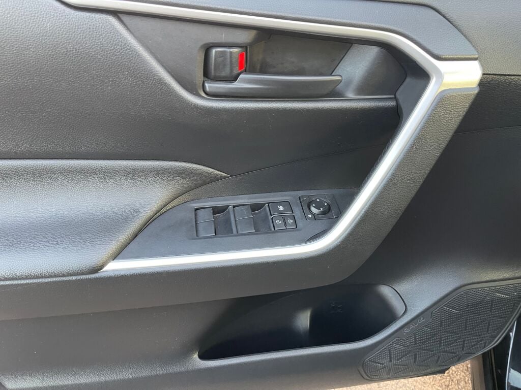 2019 Toyota RAV4 LE photo 8