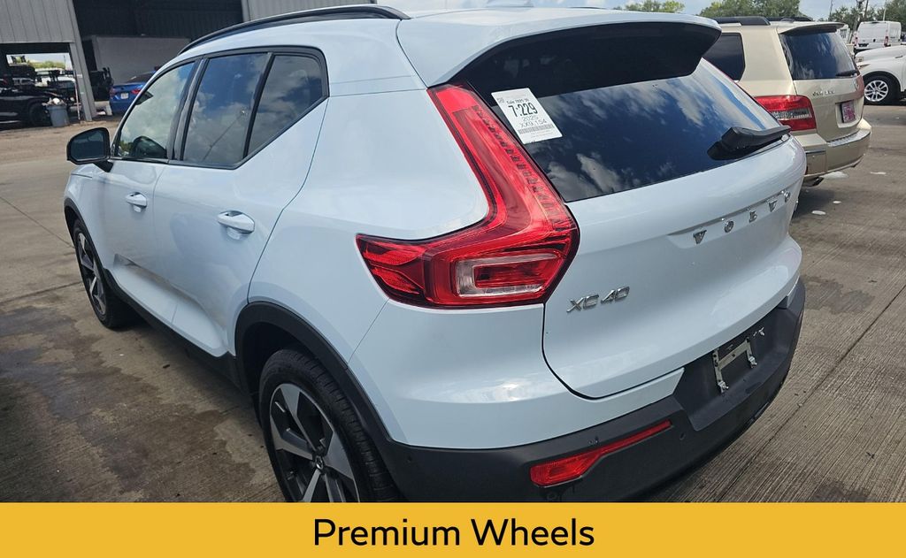 2025 Volvo XC40 Plus photo 2