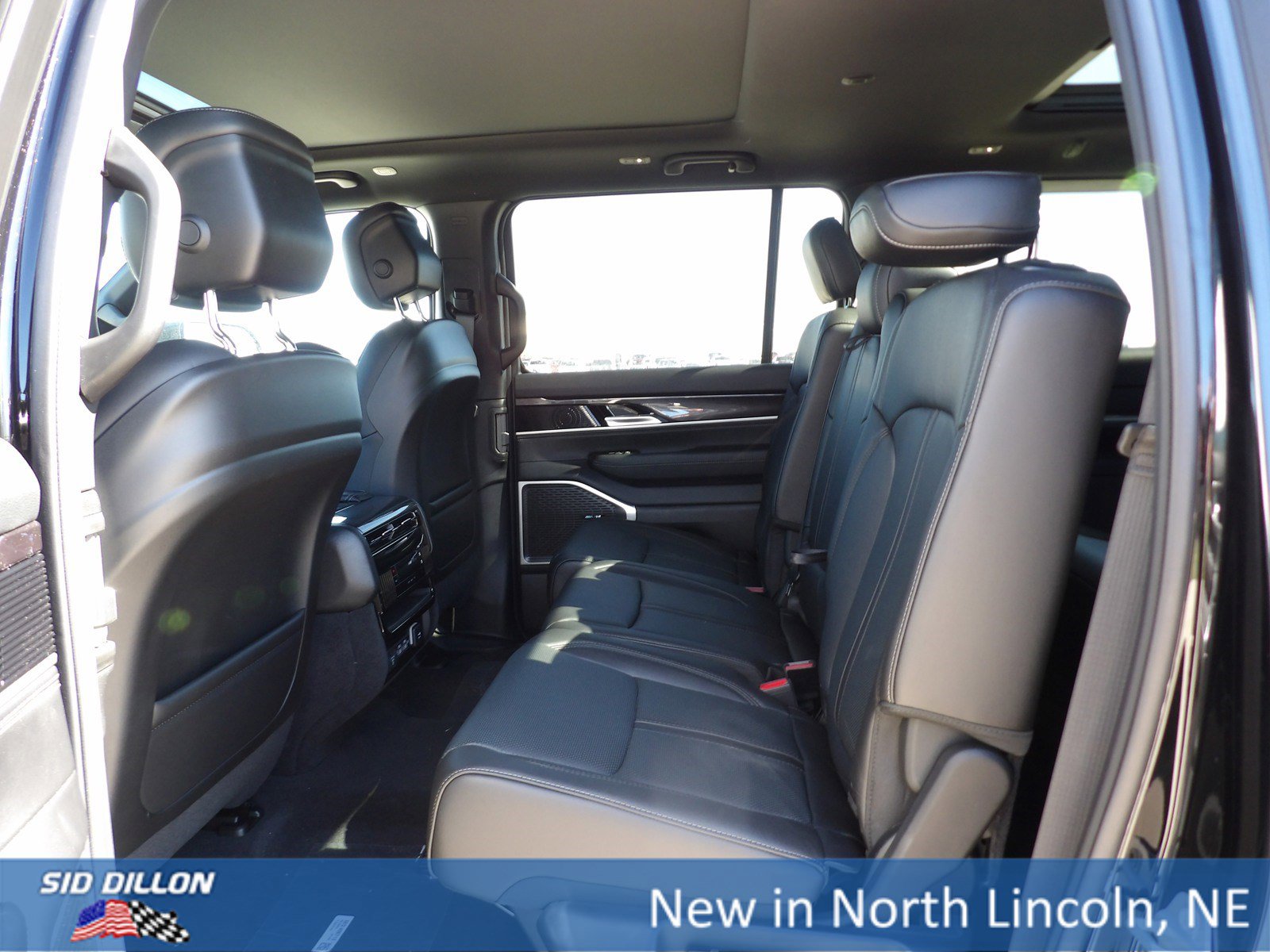 2024 Jeep Wagoneer L Series I photo 16