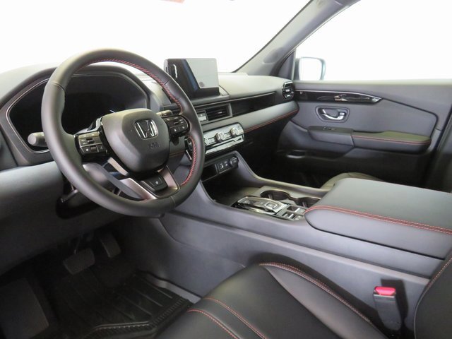 2025 Honda Pilot TrailSport photo 3