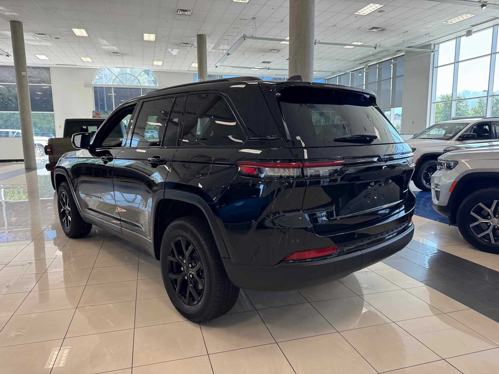2025 Jeep Grand Cherokee Altitude X photo 2