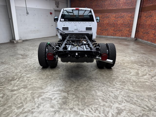 2025 Ford F-550 photo 4
