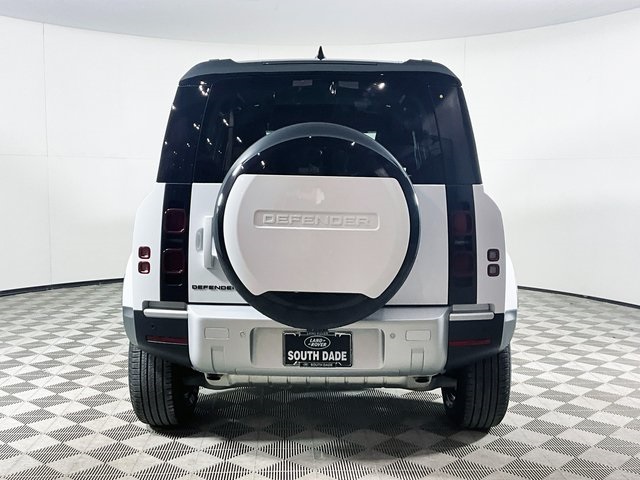 2025 Land Rover Defender 110 S photo 4
