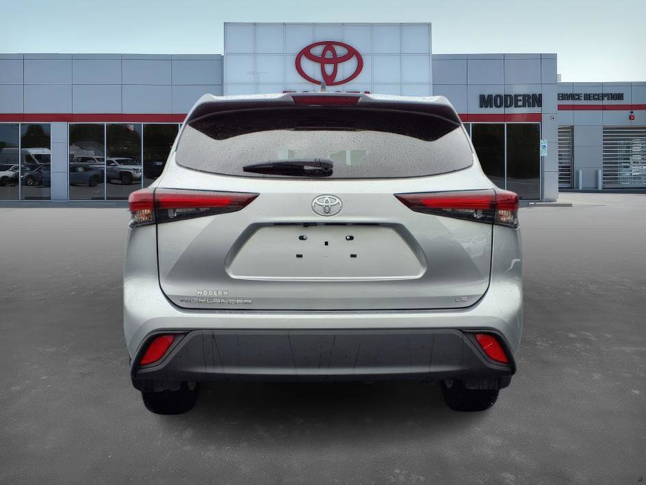 2024 Toyota Highlander LE photo 4