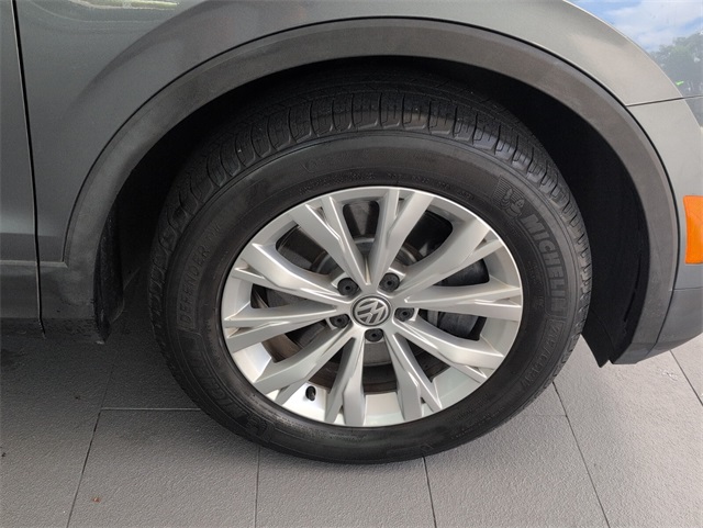 2018 Volkswagen Tiguan SEL photo 16