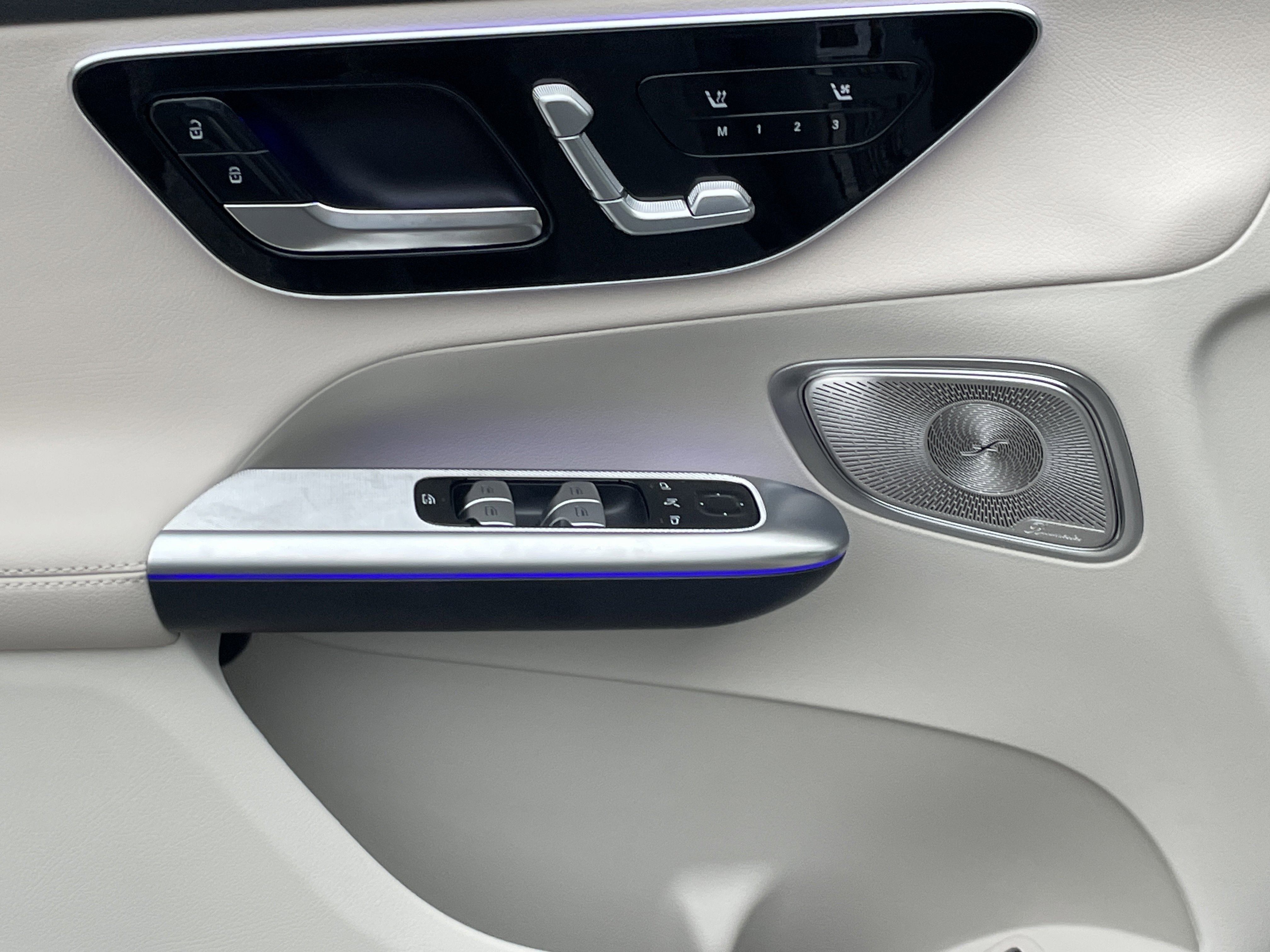 2026 Mercedes Benz GLC 300 photo 2
