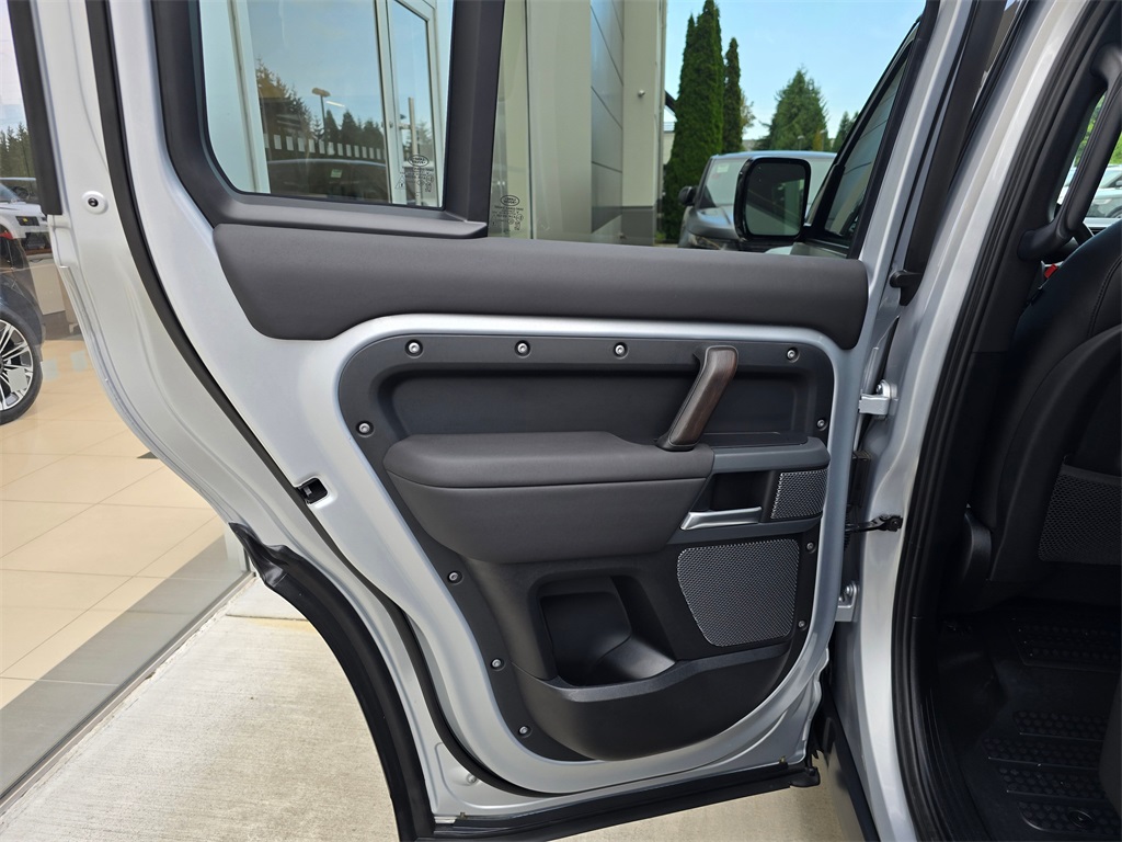 2024 Land Rover Defender 110 X-Dynamic SE photo 22