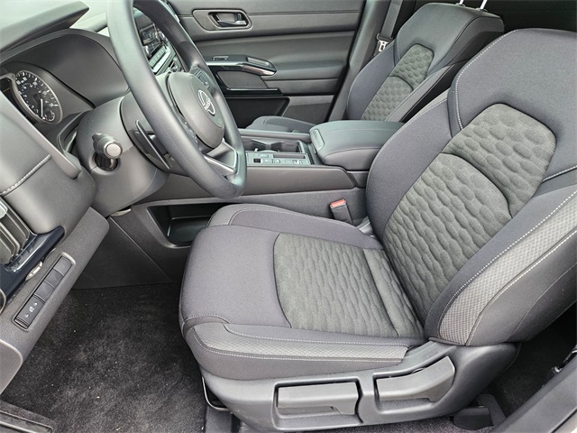 2025 Nissan Pathfinder S photo 6