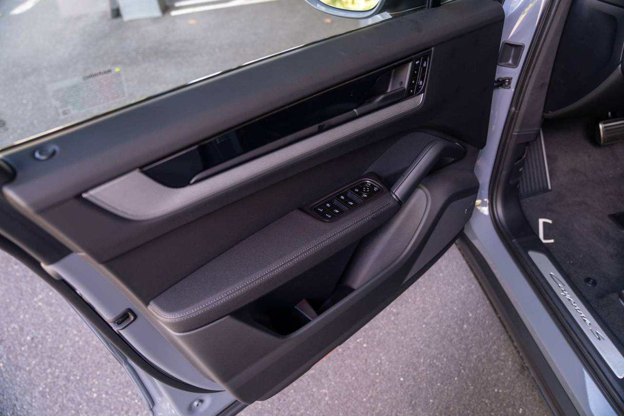 2025 Porsche Cayenne S photo 23