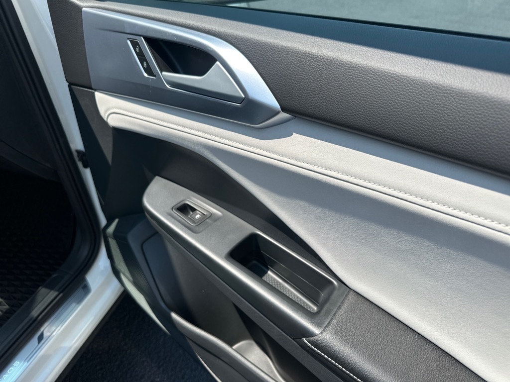 2025 Volkswagen Taos SE photo 16
