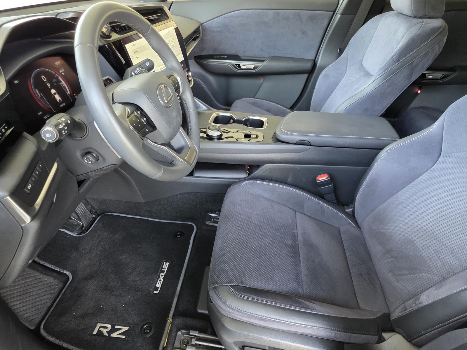 2023 Lexus RZ 450e Luxury photo 6