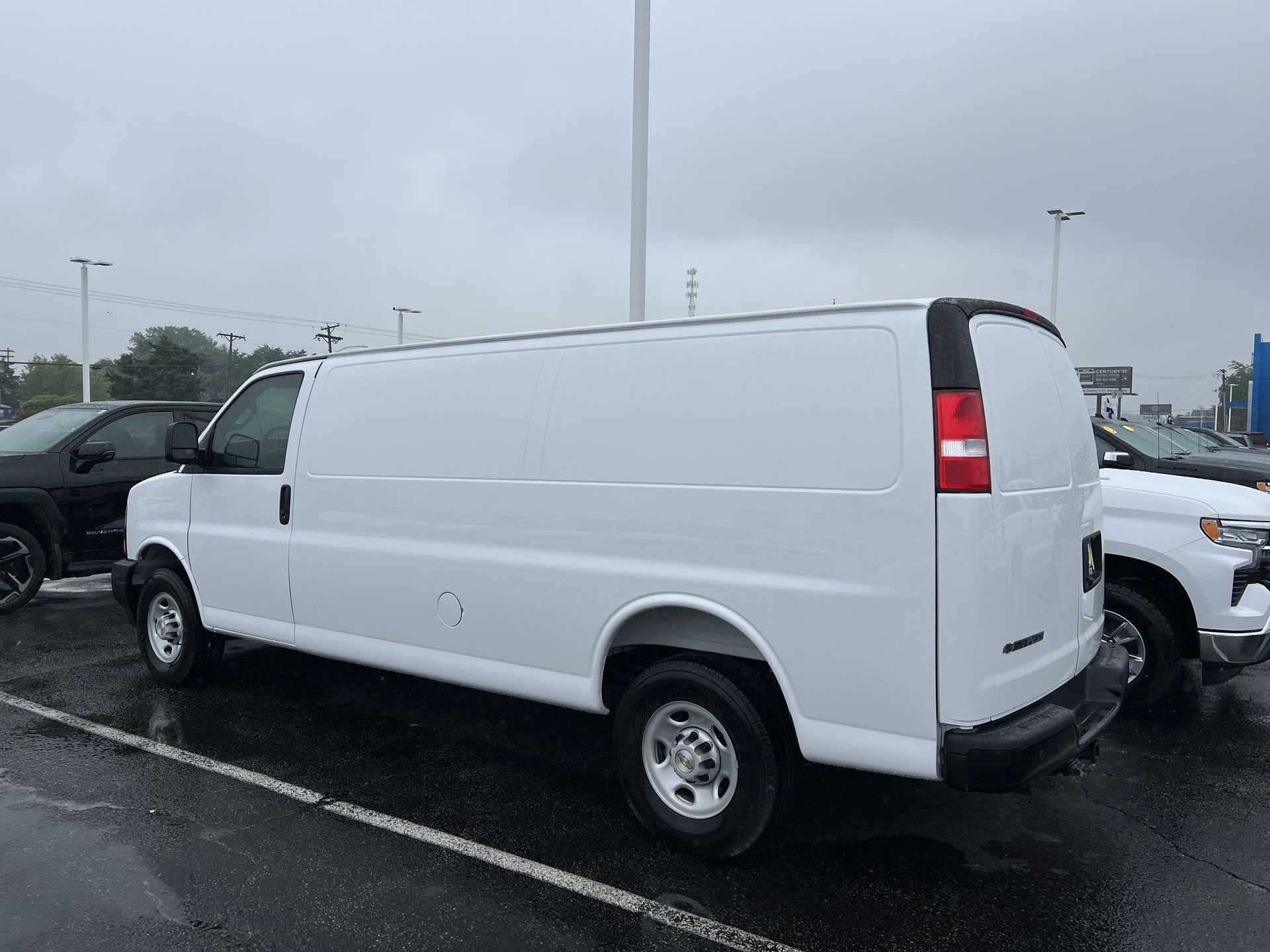 2025 Chevrolet Express Cargo 3500 photo 3