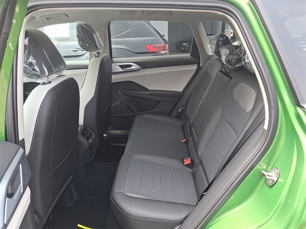 2025 Volkswagen Taos SE photo 4