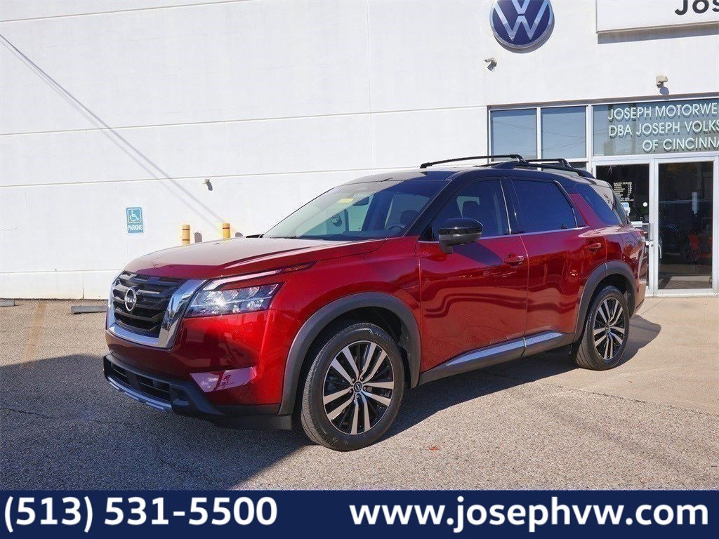 2023 Nissan Pathfinder Platinum's photo