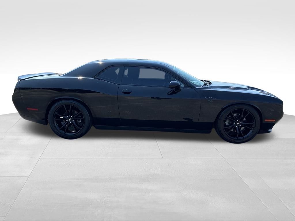 2017 Dodge Challenger R/T photo 6