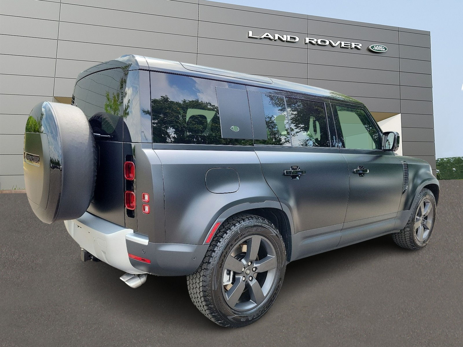 2024 Land Rover Defender 110 SE photo 2