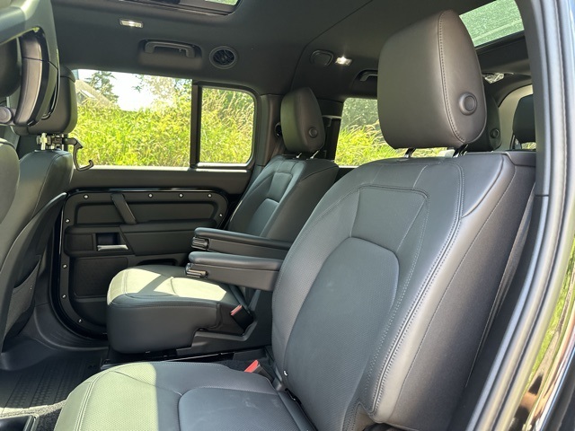 2025 Land Rover Defender 130 X-Dynamic SE photo 17