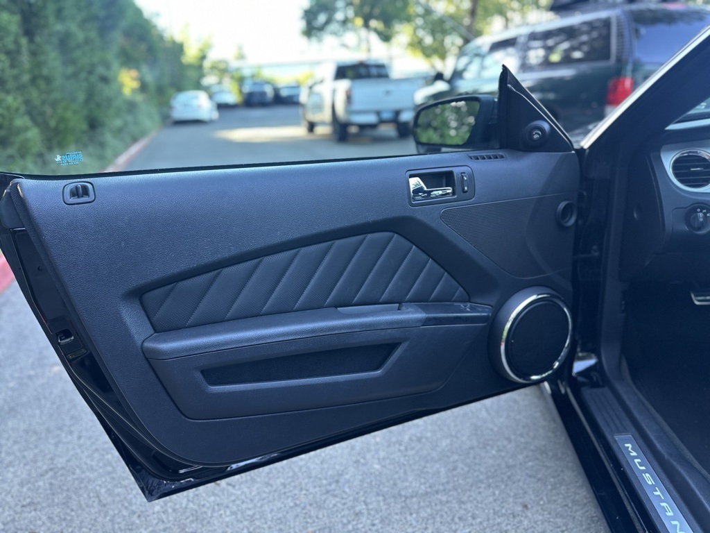 2014 Ford Mustang V6 Premium photo 12