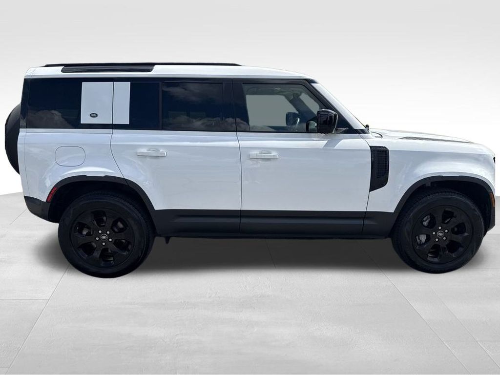 2023 Land Rover Defender 110 SE photo 6