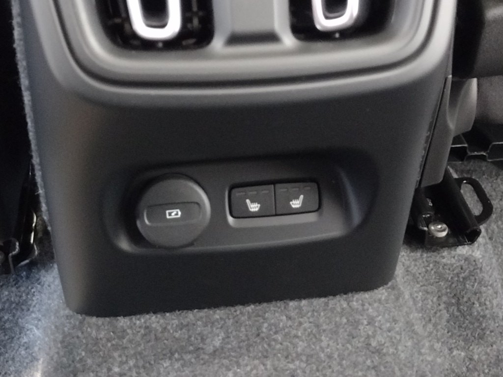 2026 VOLVO XC40 - Image 21