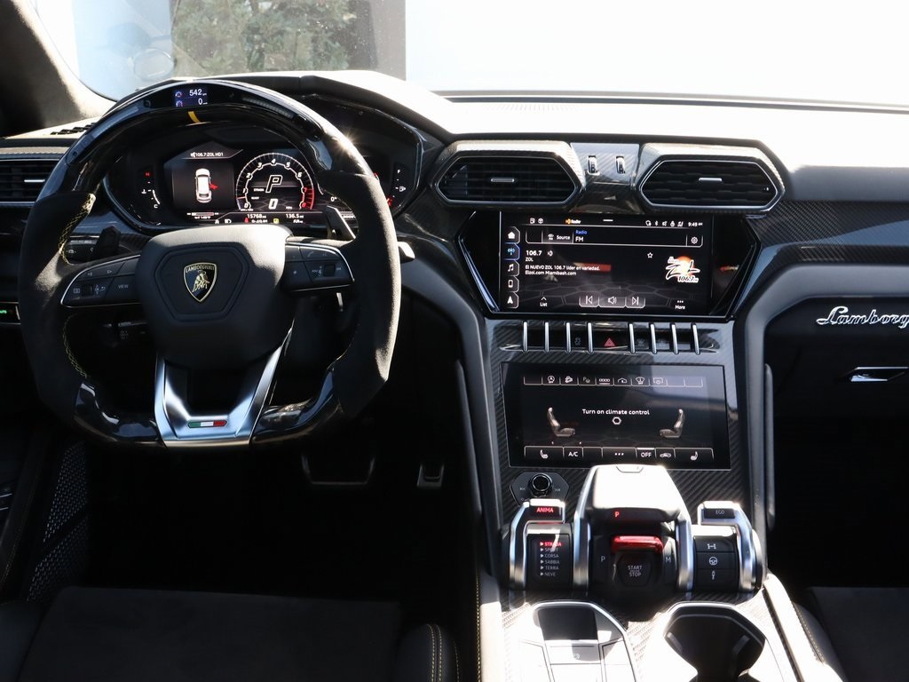 2022 Lamborghini Urus photo 28