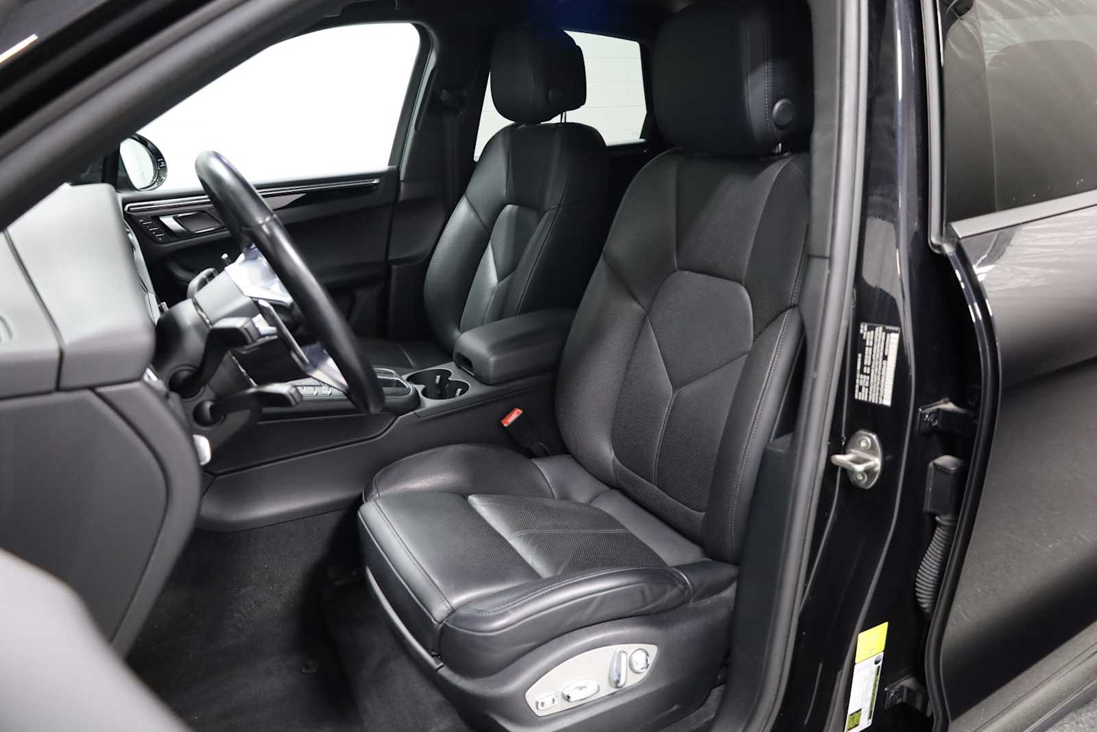 2021 Porsche Macan Base photo 5