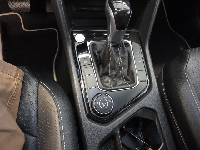 2023 Volkswagen Taos SEL photo 17
