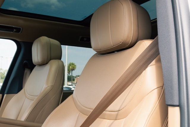 2023 Land Rover Range Rover SE photo 13