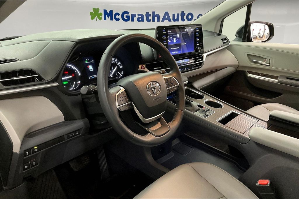 2022 Toyota Sienna XLE photo 12