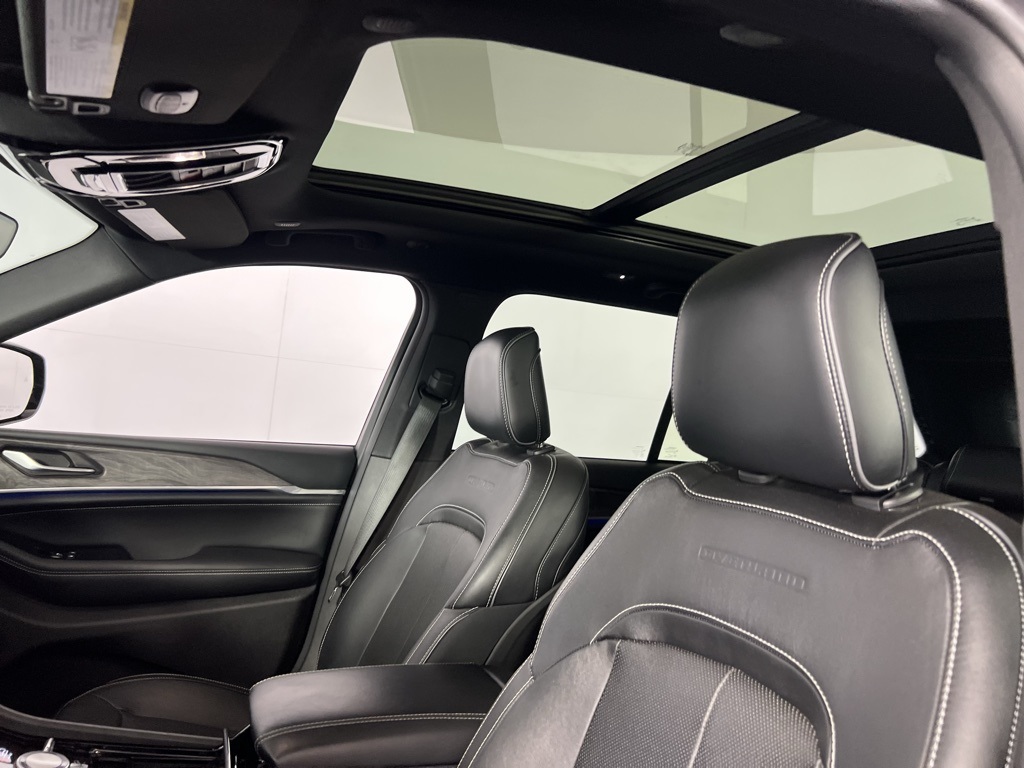 2023 Jeep Grand Cherokee Overland 4xe photo 18