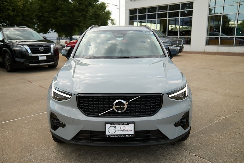 2025 VOLVO XC40 - Image 4