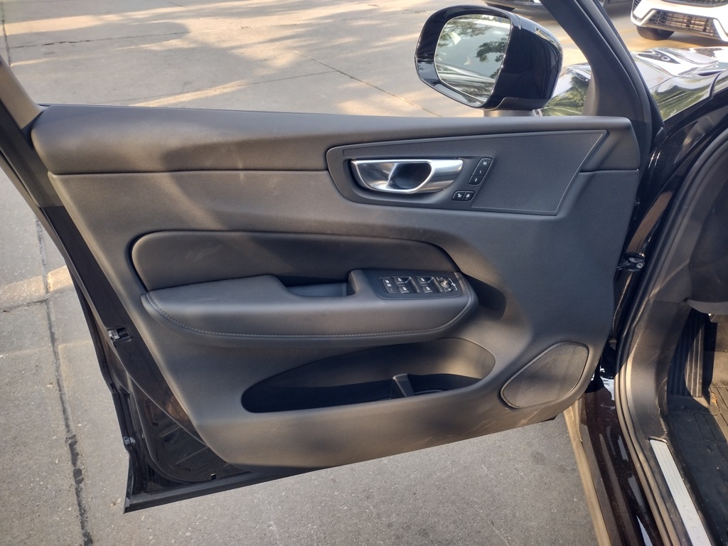 2025 VOLVO XC60 - Image 6