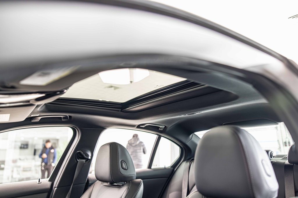 2024 BMW 330I - Image 19