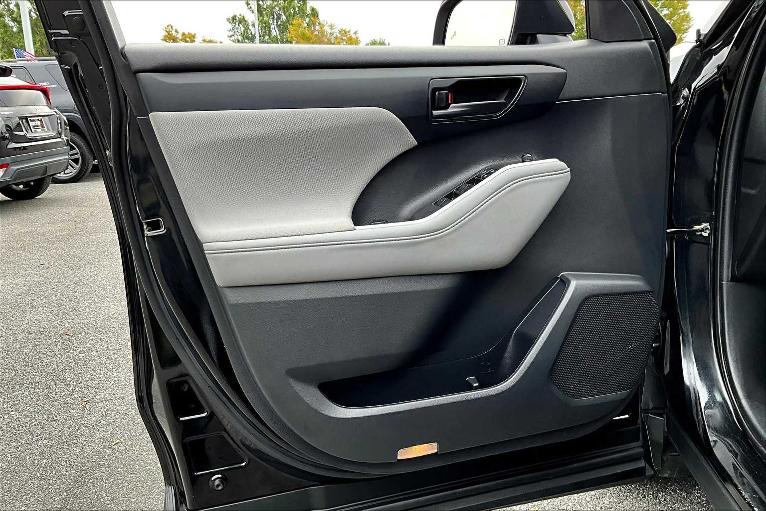2022 Toyota Highlander LE photo 19