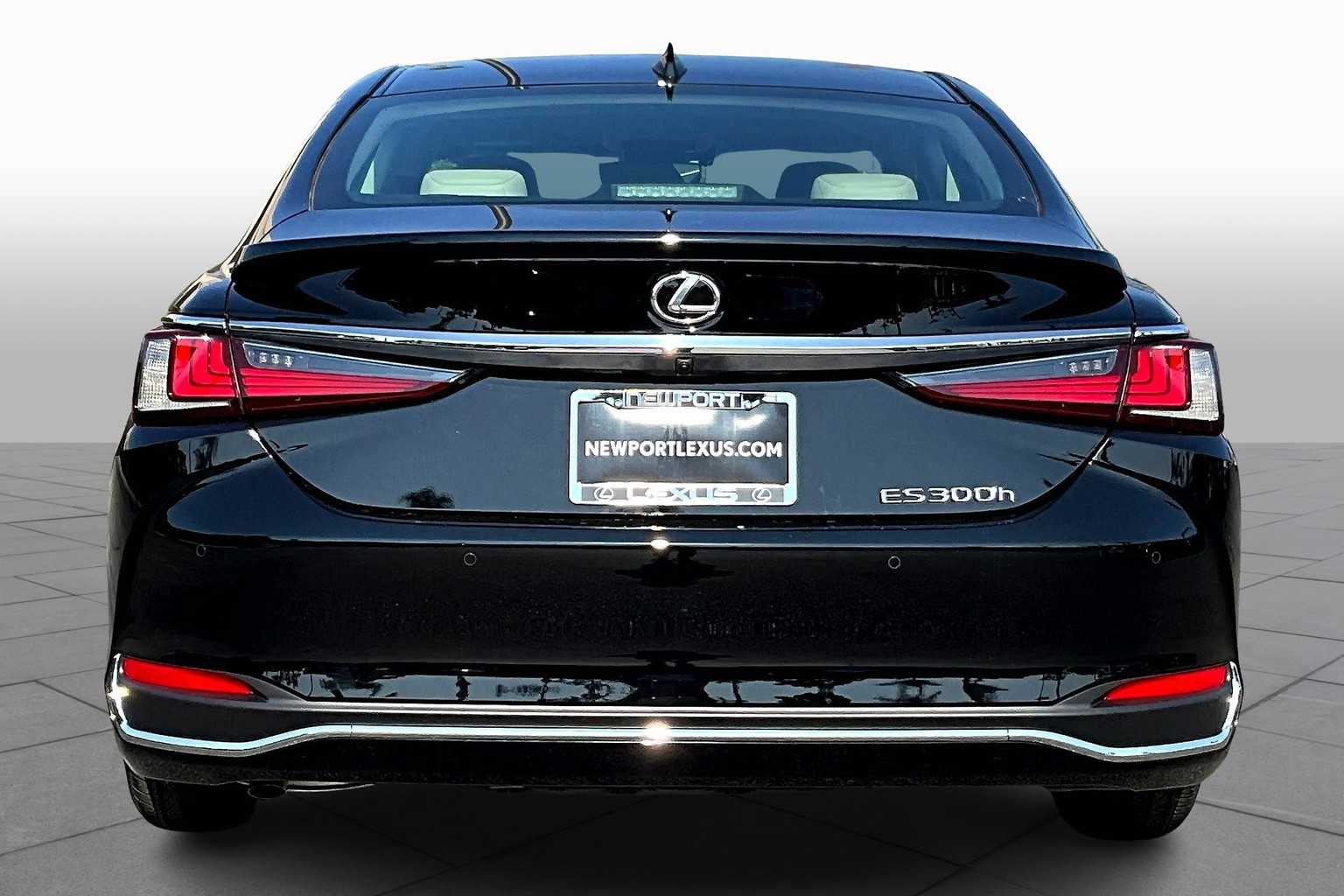 2025 Lexus ES 300h Luxury photo 4