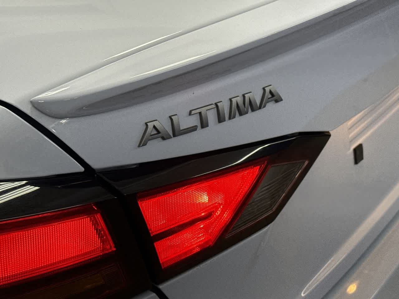 2024 Nissan Altima 2.5 SR photo 9