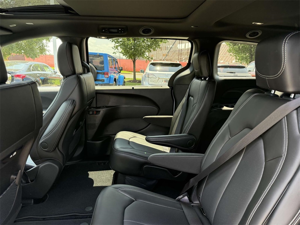 2025 Chrysler Pacifica photo 17
