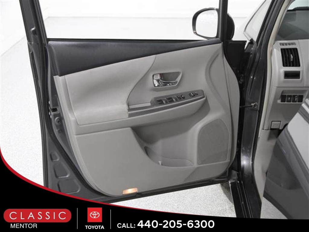 2017 Toyota Prius V Two photo 4