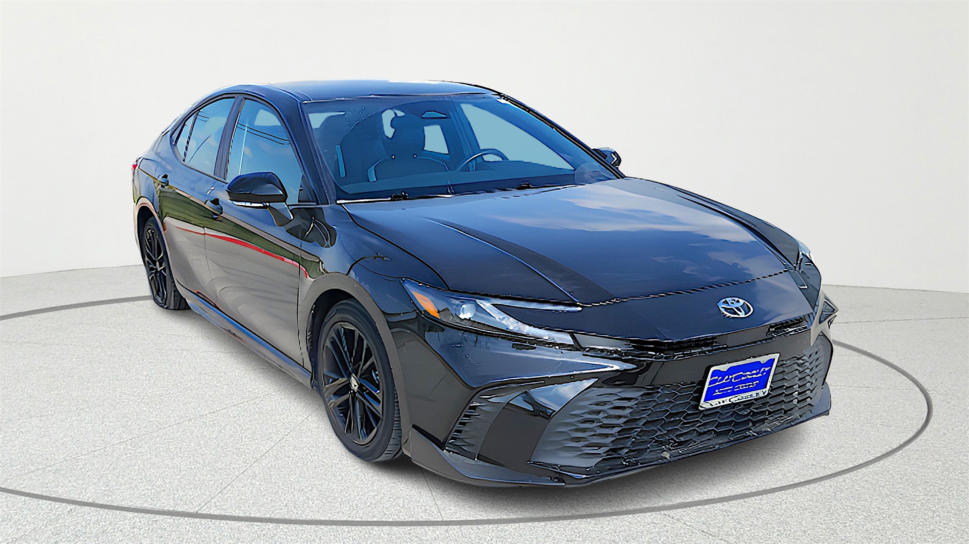 2025 Toyota Camry SE's photo